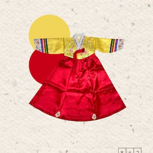 Puede incluir: Un vestido tradicional coreano hanbok con una parte superior amarilla y una falda roja. La parte superior tiene ribetes coloridos y bordados florales. La falda est&aacute; hecha de una tela brillante.
