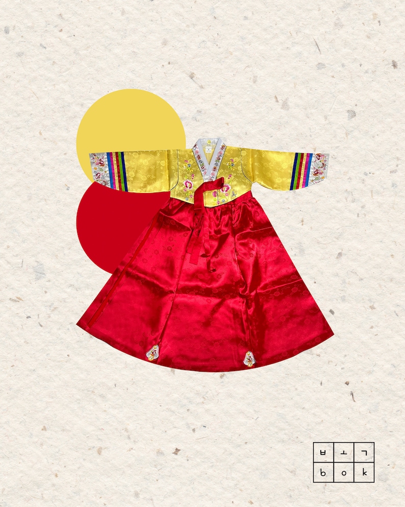 Puede incluir: Un vestido tradicional coreano hanbok con una parte superior amarilla y una falda roja. La parte superior tiene ribetes coloridos y bordados florales. La falda est&aacute; hecha de una tela brillante.