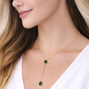 Collar en Y relleno de oro de 18 k con forma de lágrima y circonita cúbica verde esmeralda. Delicada gota de agua estilo vintage. Joyería minimalista para las fiestas.