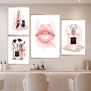 Puede incluir: Un conjunto de cuatro láminas de arte mural enmarcadas con ilustraciones estilo acuarela en tonos rosa y negro. Las imágenes muestran un pintalabios con lazo, un porta brochas de maquillaje, labios brillantes con perlas y un perfume Maison Luxe.