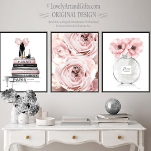 Puede incluir: Tres impresiones artísticas enmarcadas. La impresión de la izquierda presenta un tacón alto, un lápiz labial y un lazo sobre una pila de libros con títulos como "#GIRLBOSS" y "FASHION". La impresión central muestra rosas rosas. La impresión de la derecha representa un frasco de perfume con flores rosas y la palabra "PARIS".