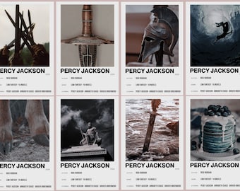 Puede incluir: Un conjunto de ocho pósters minimalistas con diferentes imágenes relacionadas con la serie Percy Jackson. Los pósters son todos en un esquema de color marrón claro con texto blanco. Las imágenes incluyen una espada, un casco, un buceador, una estatua de Poseidón, una espada en el agua y una pila de panqueques azules con arándanos.