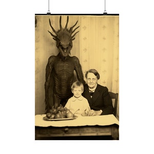 Op de afbeelding: Een zwart-wit vintage foto van een familieportret. Een vrouw en een jong kind zitten aan een tafel met een kom fruit. Een groot, monstrueus wezen staat achter hen.