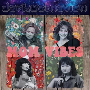 Può includere: Un collage di quattro immagini di donne con il testo "MOM VIBES" in lettere rosa. Le immagini sono su uno sfondo di motivi floreali e assi di legno.