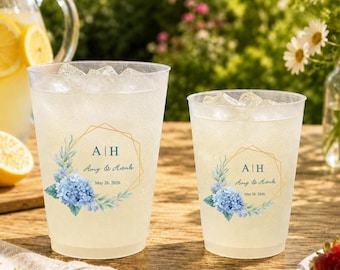 Gobelets de mariage personnalisés avec hortensias bleus, gobelets fleuris monogrammés personnalisés pour enterrement de vie de jeune fille, cadeaux pour le dîner de répétition, verres réutilisables