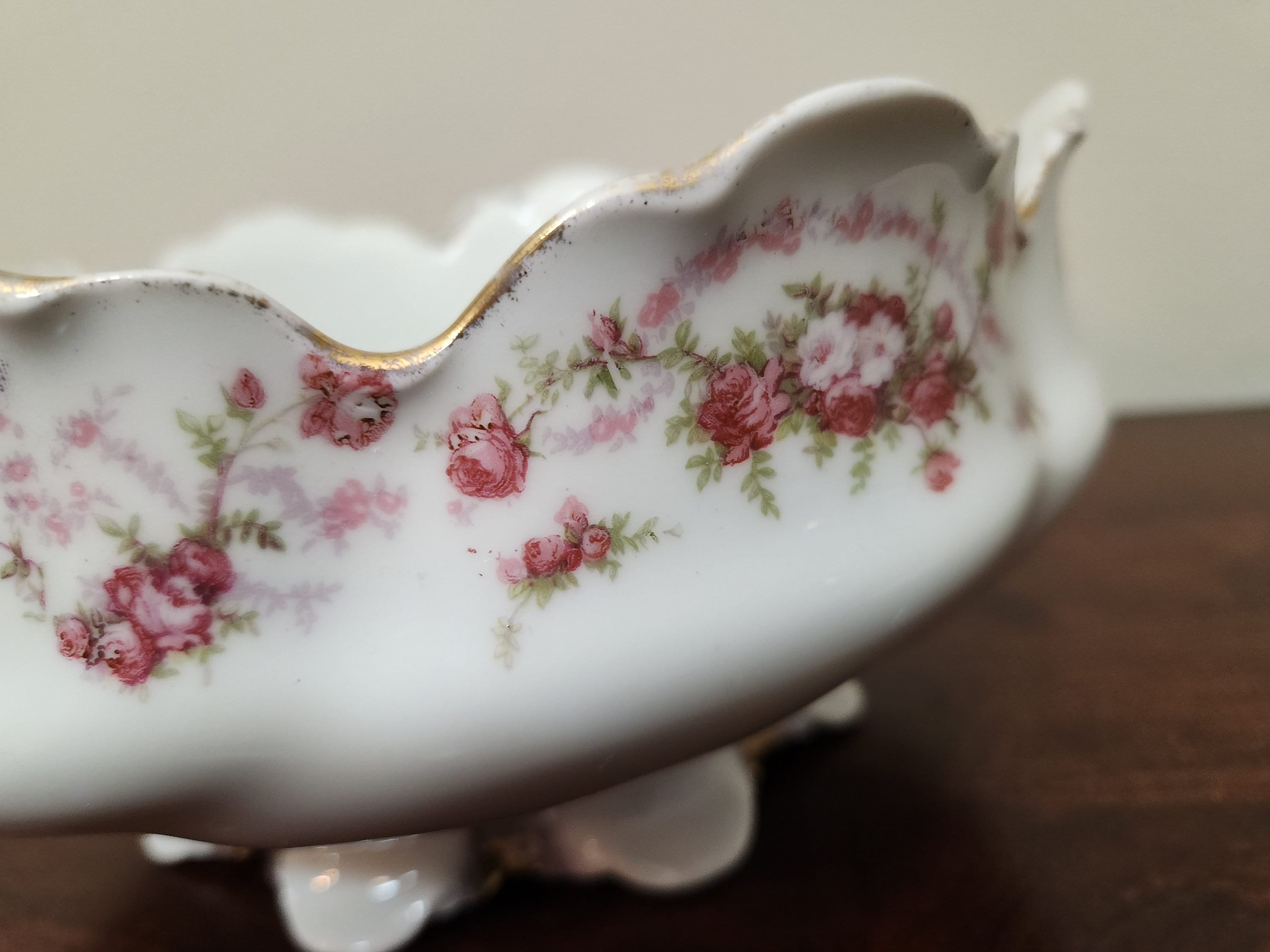 ヴィンテージ ヴェルサイユ バイエルン磁器ボウル：ピンクの花柄、金彩 
