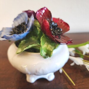 Figura vintage de la década de 1950, de la compañía Radnor Bone China, con forma de anémonas florales esculpidas en una maceta blanca. Artículo 1061.