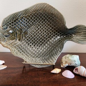 VTG lata 80. XX w., Cape Cod Pottery, artyści Rosalie i Tom Nadeau, talerz z flądrą, pozycja 1059