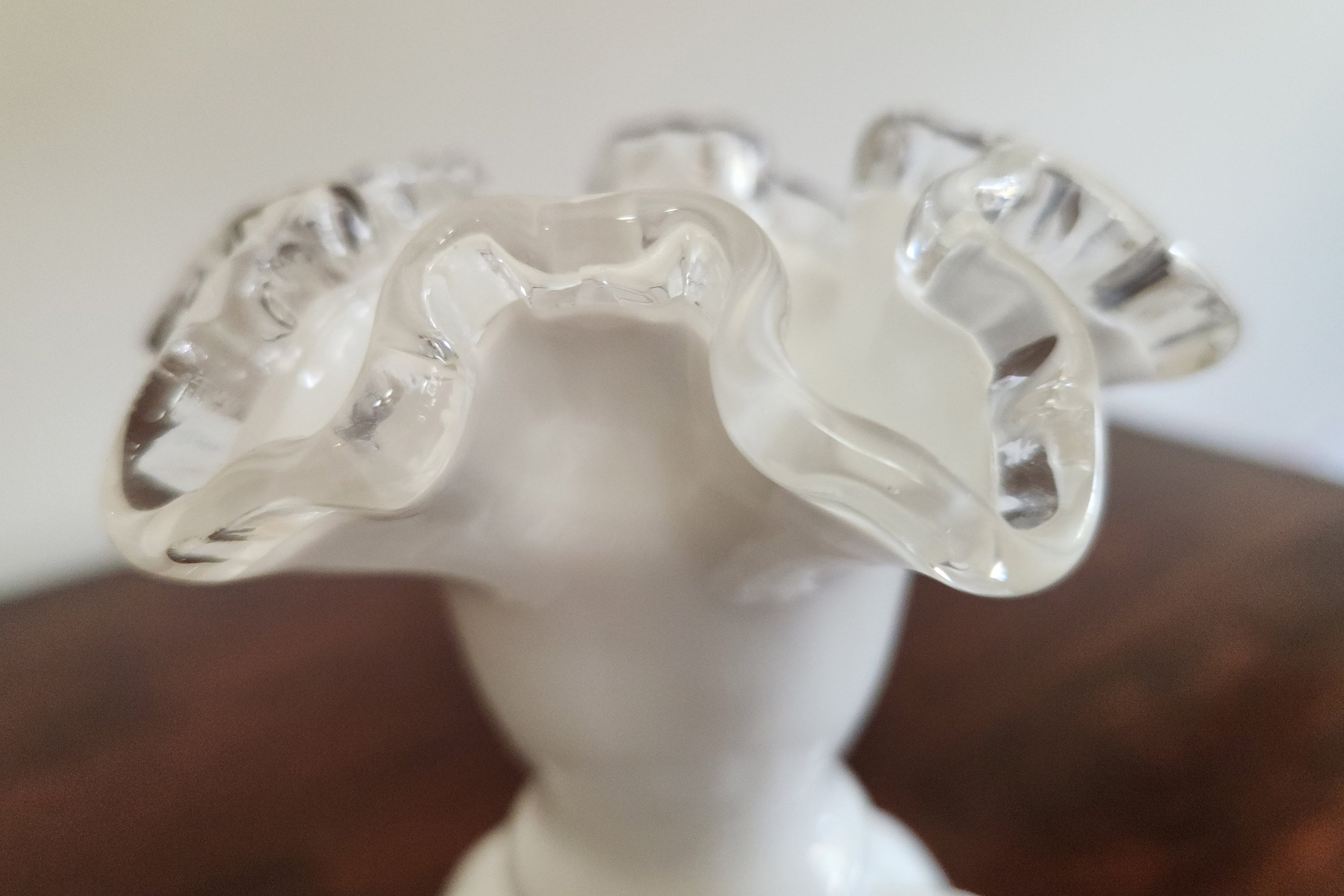 ヴィンテージ フェントン シルバー クレスト 花瓶：ホワイト ミルク