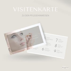 Könnte beinhalten: Zwei Visitenkarten mit deutschem Text. Eine Karte zeigt ein Frauenporträt mit den Worten "VISAGIE BEHANDLUNG" und "PFLEGEHINWEISE". Die andere Karte listet Hautpflegeschritte mit Zahlen und deutschen Begriffen auf.