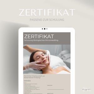 Peut inclure: Une tablette numérique affiche un certificat avec le mot "ZERTIFIKAT" en haut. Le certificat est pour "Schulung Biologisches Microneedling" et comprend du texte en allemand. Le visage d'une personne est visible, avec des mains gantées touchant son visage.