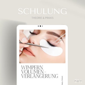 Könnte beinhalten: Ein weißer Tablet-Bildschirm zeigt ein Nahaufnahmebild eines Auges, bei dem eine Wimpernverlängerung angebracht wird. Der Text auf dem Bildschirm lautet "SCHULUNG THEORIE & PRAXIS WIMPERN VOLUMEN-VERLÄNGERUNG SCHULUNG / TRAINING BM Beautymaker".