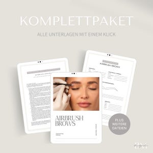 Puede incluir: Un paquete de productos digitales con tres tabletas blancas con el texto "AIRBRUSH BROWS". La tableta central muestra un primer plano de un rostro durante un procedimiento de cejas. Las tabletas están dispuestas sobre un fondo gris claro.