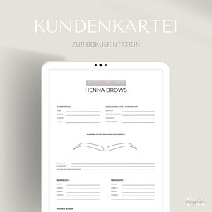 Könnte beinhalten: Ein digitales Tablet, das ein weißes Dokument mit der Aufschrift "KUNDENKARTEI" und "HENNA BROWS" anzeigt. Das Dokument enthält Abschnitte für Kundendaten, Hautzustand und Behandlungshinweise. Das Tablet befindet sich vor einem hellgrauen Hintergrund.