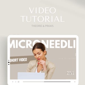 Könnte beinhalten: Ein Video-Tutorial zum Thema Microneedling, das eine Frau in einem beigefarbenen Blazer zeigt, die auf den Bildschirm eines Laptops schaut. Das Video trägt den Titel "Microneedling" und ist mit dem Label "Short Video" versehen. Das Video ist Teil einer Serie namens "Video Tutorial: Theorie & Praxis".