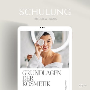 Könnte beinhalten: Eine Frau in einem weißen Bademantel hält ein weißes Creme-Glas vor ihrem Auge. Der Text auf dem Bild lautet "Schulung Theorie & Praxis Grundlagen der Kosmetik".
