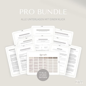 Könnte beinhalten: Ein digitales Produktpaket mit dem Titel "PRO BUNDLE" mit dem Text "ALLE UNTERLAGEN MIT EINEM KLICK". Das Bild zeigt mehrere digitale Dokumente auf Tablets, darunter einen Hygieneplan und Formulare. Das Paket enthält 11 Studio-Dateien.