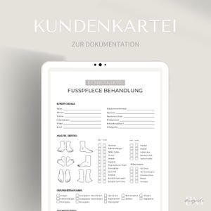 Puede incluir: Una tarjeta de cliente imprimible en blanco y negro para servicios de cuidado de pies. La tarjeta incluye secciones para los detalles del cliente, análisis y hallazgos, información de salud y un diagrama del pie.