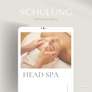 Peut inclure: Un écran de tablette numérique affichant un module de formation head spa avec le texte SCHULUNG THEORIE & PRAXIS en haut et HEAD SPA en bas. L'image centrale montre une personne recevant un massage facial, les yeux fermés, avec une serviette blanche.