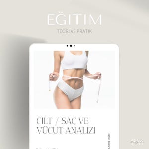 Può includere: Uno schermo di tablet digitale che mostra contenuti educativi intitolati EĞITIM TEORI VE PRATIK e CILT / SAÇ VE VÜCUT ANALIZI. L'immagine centrale mostra un busto con biancheria intima bianca e un metro a nastro rosa attorno alla vita.