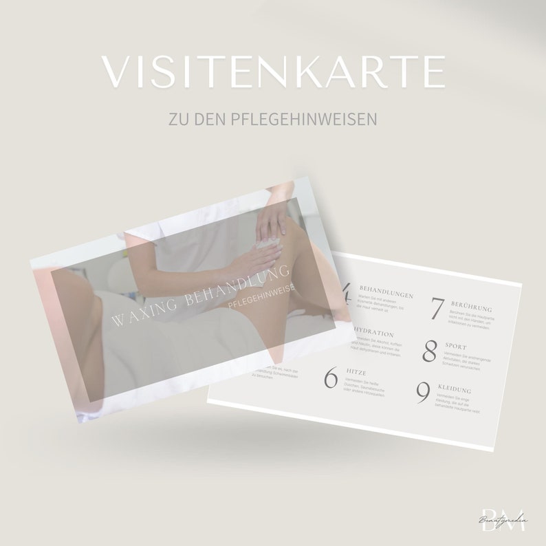 Pu&ograve; includere: Un biglietto bianco con il testo "VISITENKARTE ZU DEN PFLEGEHINWEISEN" in alto. Il biglietto &egrave; diviso in due sezioni. La sezione sinistra contiene una foto di una persona che riceve un trattamento di ceretta. La sezione destra contiene un elenco di istruzioni per la cura successiva, tra cui "BEHANDLUNGEN", "HYDRATION", "BER&Uuml;HRUNG", "SPORT", "HITZE" e "KLEIDUNG".