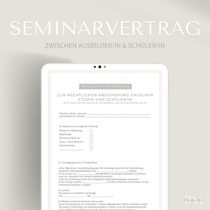 Op de afbeelding: Een wit tabletscherm dat een Duits document toont met de titel "Seminarvertrag" (Seminarcontract) met de tekst "Zwischen Ausbilder/in & Schüler/in" (Tussen trainer en student) en "Schulungsvertrag" (Opleidingscontract) met de tekst "Zur rechtlichen Absicherung zwischen Studio und Schüler/in" (Voor juridische bescherming tussen studio en student).
