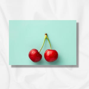 Carte postale vibrante de fruit de cerise d'été