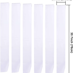 Puede incluir: Seis fajas de sat&eacute;n blanco, cada una mide 78 cm de largo y 9,5 cm de ancho.