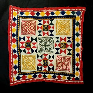 Antieke katoenen vierkante doek appliqué en patchwork hangend omstreeks 1920 Thar-woestijn Rajasthan, India