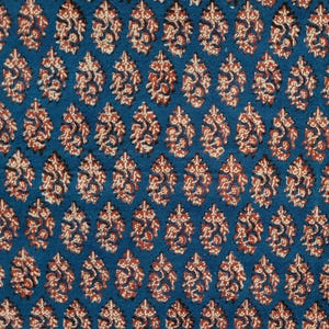 Può includere: Primo piano di un tessuto color verde acqua con un motivo ripetuto di motivi floreali stilizzati in rosso e bianco. Il design crea un motivo strutturato e all-over, adatto per tessuti o applicazioni decorative.