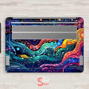 Puede incluir: Funda para port&aacute;til con un dise&ntilde;o abstracto vibrante que presenta patrones arremolinados en tonos de azul, morado, naranja y amarillo. El dise&ntilde;o recuerda a una nebulosa colorida u olas oce&aacute;nicas. Tambi&eacute;n se ve una tableta con un dise&ntilde;o a juego.