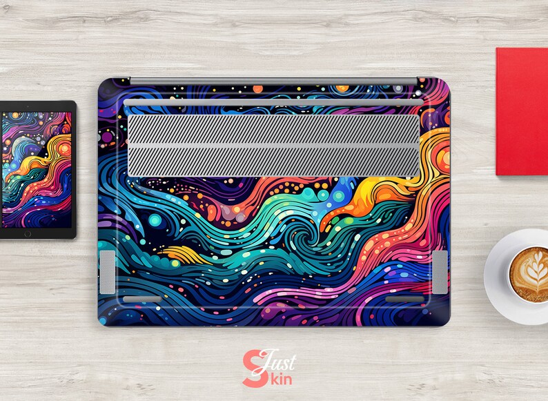 Puede incluir: Funda para port&aacute;til con un dise&ntilde;o abstracto vibrante que presenta patrones arremolinados en tonos de azul, morado, naranja y amarillo. El dise&ntilde;o recuerda a una nebulosa colorida u olas oce&aacute;nicas. Tambi&eacute;n se ve una tableta con un dise&ntilde;o a juego.