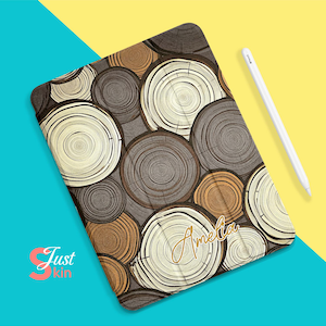 Könnte beinhalten: Eine braune und beige iPad-Hülle mit Holzmaserung und dem Namen "Amelia" in goldenen Lettern.