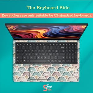 Puede incluir: Piel de teclado de ordenador port&aacute;til con un dise&ntilde;o decorativo en forma de abanico en colores pastel. El teclado es negro y la piel cubre el &aacute;rea alrededor de las teclas. El texto de la imagen dice "The Keyboard Side" y "Key stickers are only suitable for US-standard keyboards."