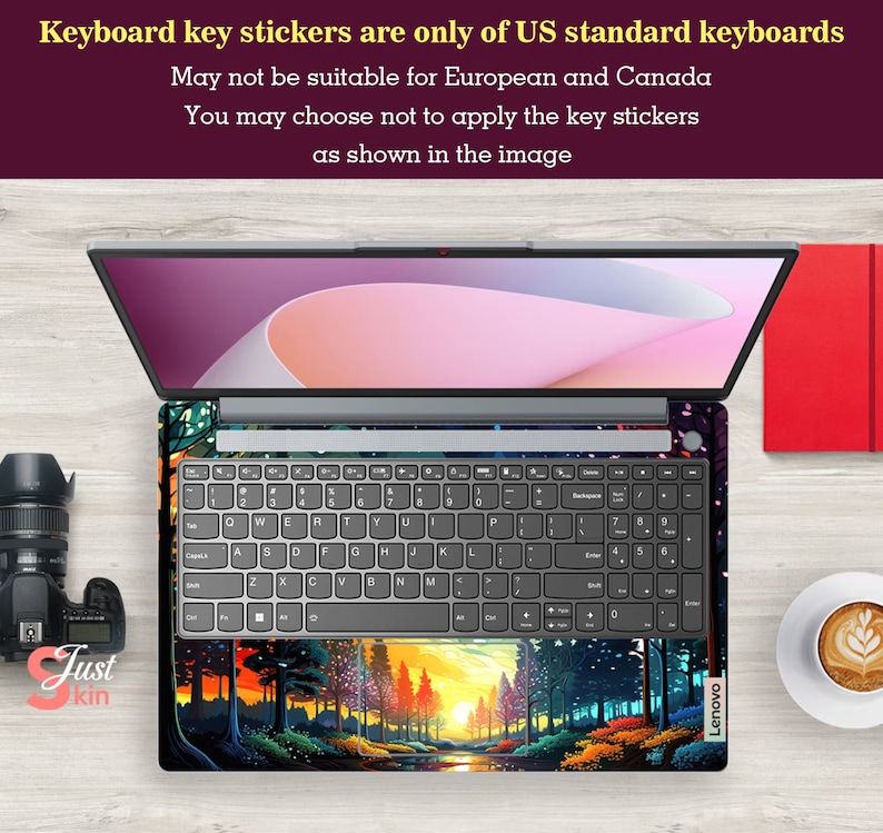 K&ouml;nnte beinhalten: Ein Laptop mit einem bunten Aufkleber mit einer Waldszene auf der Tastatur. Der Aufkleber zeigt einen Sonnenuntergang und B&auml;ume. Der Laptop ist ge&ouml;ffnet und der Bildschirm zeigt einen rosa und wei&szlig;en Hintergrund. Der Text "Lenovo" ist in der unteren rechten Ecke des Laptops sichtbar.