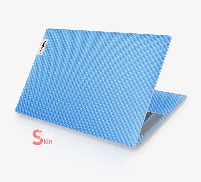 Puede incluir: Una piel para port&aacute;til azul con un patr&oacute;n de fibra de carbono. La piel est&aacute; dise&ntilde;ada para adaptarse a un port&aacute;til Lenovo. La piel est&aacute; hecha de un material duradero y de alta calidad que es f&aacute;cil de aplicar y quitar.