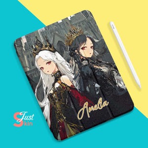 Könnte beinhalten: Eine schwarze und weiße iPad-Hülle mit einem gotischen Anime-Design, das zwei Frauen mit langen Haaren und Kronen zeigt. Die Hülle trägt den Namen "Amelia" in goldenen Lettern.
