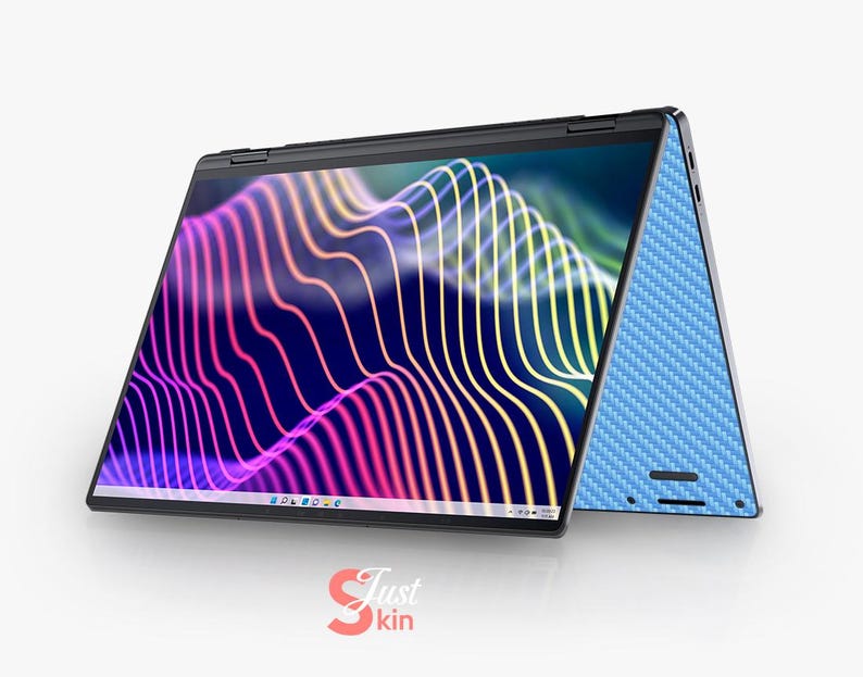 Puede incluir: Un ordenador port&aacute;til azul y negro con un dise&ntilde;o de fibra de carbono en la parte posterior. El port&aacute;til est&aacute; abierto y la pantalla muestra un dise&ntilde;o abstracto colorido.