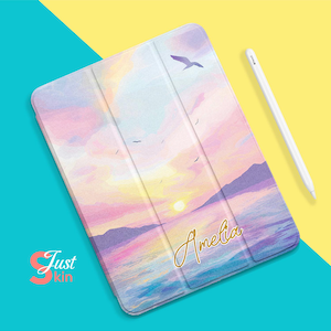 Könnte beinhalten: Eine Szene mit einem rosa, violetten und blauen Aquarell-Sonnenuntergang mit einer Möwe, die über dem Meer fliegt. Die Hülle trägt eine goldene Inschrift mit dem Wort "Amelia".
