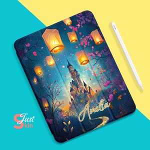 Könnte beinhalten: Eine blaue und violette iPad-Hülle mit einem Schloss, Blumen und Laternen. Der Name Amelia ist in goldenen Buchstaben auf der Hülle geschrieben.