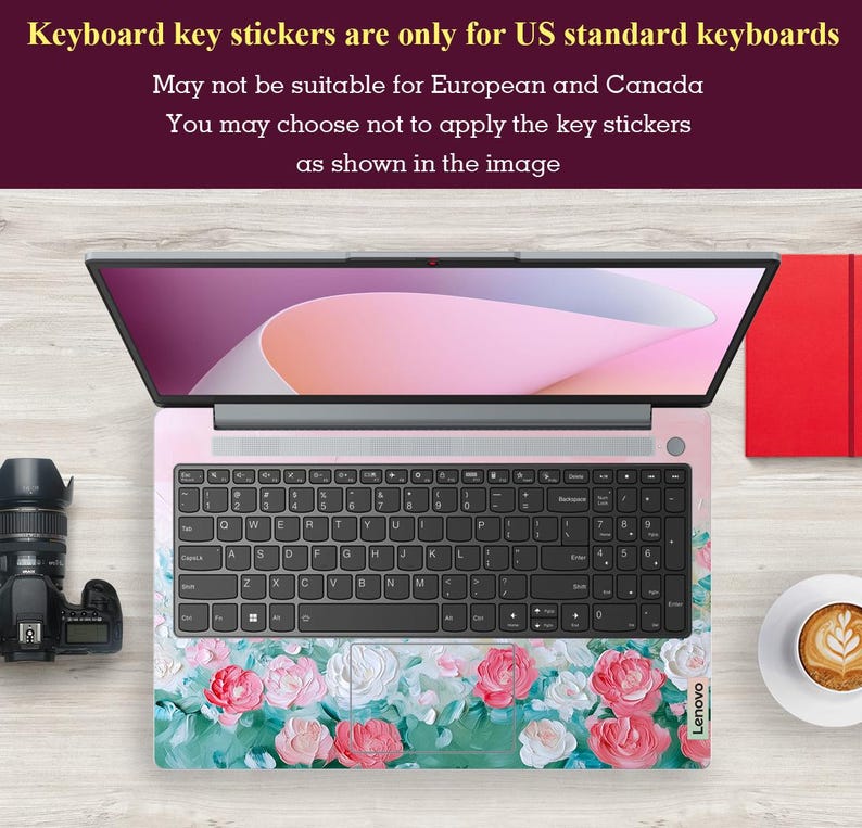 Peut inclure: Un ordinateur portable avec un autocollant de clavier floral. L'autocollant pr&eacute;sente des roses roses, blanches et vertes sur un fond vert. L'ordinateur portable est ouvert et l'&eacute;cran affiche un motif abstrait rose et blanc. Le texte sur l'autocollant indique "Keyboard key stickers are only for US standard keyboards. May not be suitable for European and Canada. You may choose not to apply the key stickers as shown in the image."