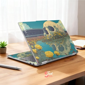 Può includere: Un laptop con un design unico che presenta un teschio immerso nell'acqua, circondato da rose gialle. L'opera d'arte ha uno stile surreale e artistico con una tavolozza di colori blu e giallo. Il laptop è aperto su una superficie di legno.