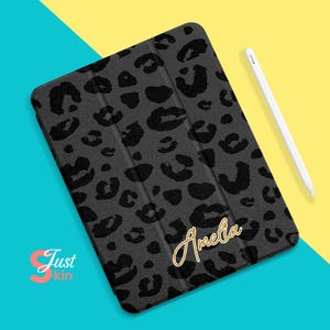 Può includere: Custodia per iPad con stampa leopardata nera e grigia con il nome Amelia in lettere dorate.