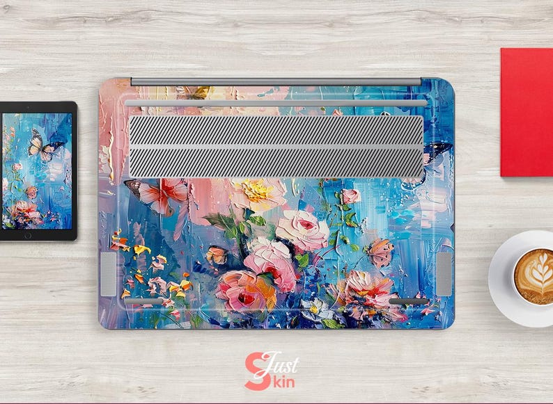 Puede incluir: Una piel para port&aacute;til con un dise&ntilde;o floral abstracto colorido. El dise&ntilde;o presenta flores rosas, azules y blancas sobre un fondo azul y blanco. La piel est&aacute; hecha de un material duradero y es f&aacute;cil de aplicar y quitar.