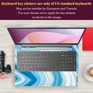 Op de afbeelding: Een blauwe en witte marmeren laptop-skin met de tekst "Lenovo" in de rechterbenedenhoek. De skin is ontworpen voor een US-standaardtoetsenbord. De afbeelding bevat een disclaimer dat de skin mogelijk niet geschikt is voor Europese of Canadese toetsenborden.