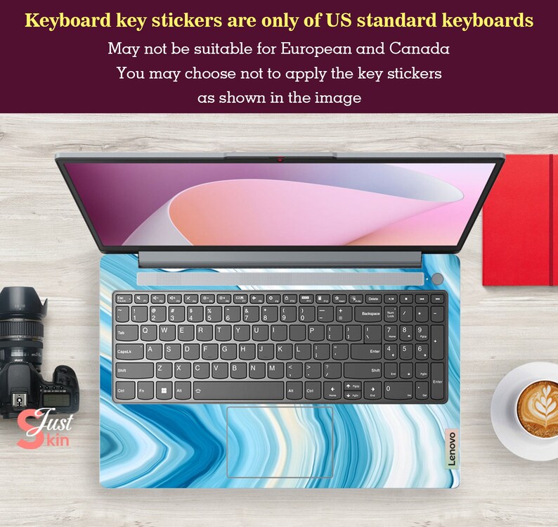 Op de afbeelding: Een blauwe en witte marmeren laptop-skin met de tekst "Lenovo" in de rechterbenedenhoek. De skin is ontworpen voor een US-standaardtoetsenbord. De afbeelding bevat een disclaimer dat de skin mogelijk niet geschikt is voor Europese of Canadese toetsenborden.