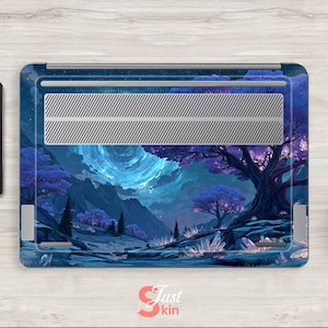 K&ouml;nnte beinhalten: Eine Laptop-H&uuml;lle mit einem Fantasy-Landschaftsdesign in Blau und Lila, mit einem gro&szlig;en Baum, Bergen und einem leuchtenden Himmel. Die H&uuml;lle hat ein silbernes L&uuml;ftungsgitter und befindet sich neben einem Tablet, einem roten Buch und einer Kaffeetasse.