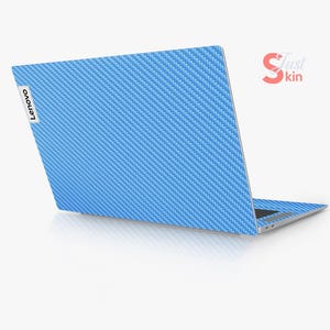 Puede incluir: Un port&aacute;til azul con un patr&oacute;n de fibra de carbono en la tapa. El port&aacute;til tiene el logotipo de Lenovo en la tapa.