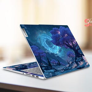 K&ouml;nnte beinhalten: Ein Lenovo-Laptop mit einem individuellen Skin, der eine Fantasielandschaft darstellt. Das Design zeigt eine wirbelnde Galaxie, lila B&auml;ume und Berge unter einem Sternenhimmel. Der Laptop ist ge&ouml;ffnet.