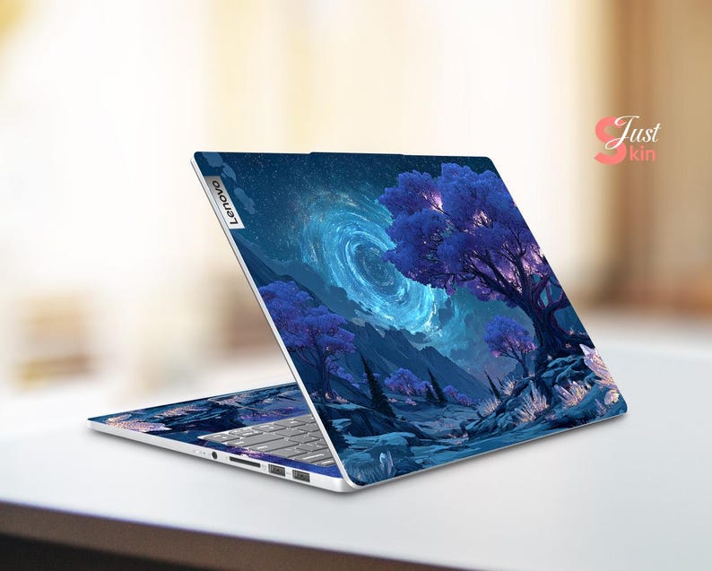 K&ouml;nnte beinhalten: Ein Lenovo-Laptop mit einem individuellen Skin, der eine Fantasielandschaft darstellt. Das Design zeigt eine wirbelnde Galaxie, lila B&auml;ume und Berge unter einem Sternenhimmel. Der Laptop ist ge&ouml;ffnet.